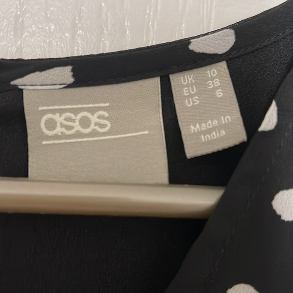 ASOS DESIGN black and white polka dot V-neck pleated midi dress. - Picture 4 of 5